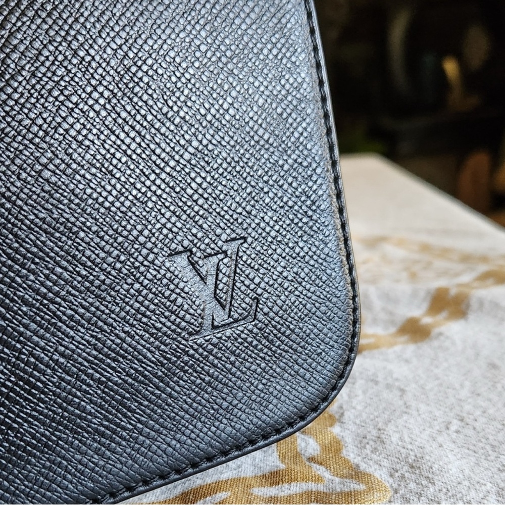 Louis Vuitton Elegant Black Messenger Bag - Picture 2 of 11